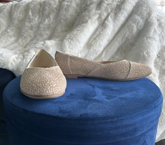 TOMS Beige Cream Printed Flats Women’s Size 8 Casual Slip On Shoes