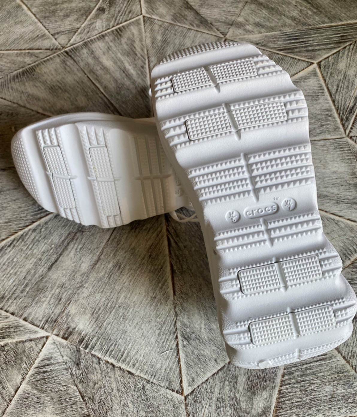 NEW! Size M5 / W7 – Crocs Echo Surge Moonlight White Sneakers FREE SHIPPING! NEW