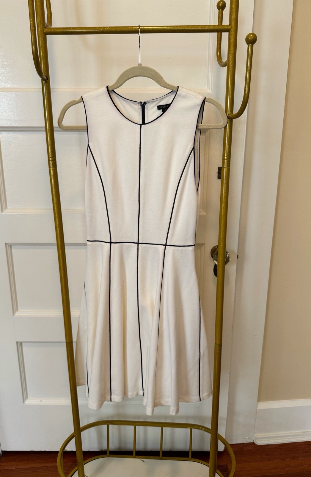 alice + olivia White Dress Black Trim Fit & Flare Round Neck Sleeveless, Size 4.