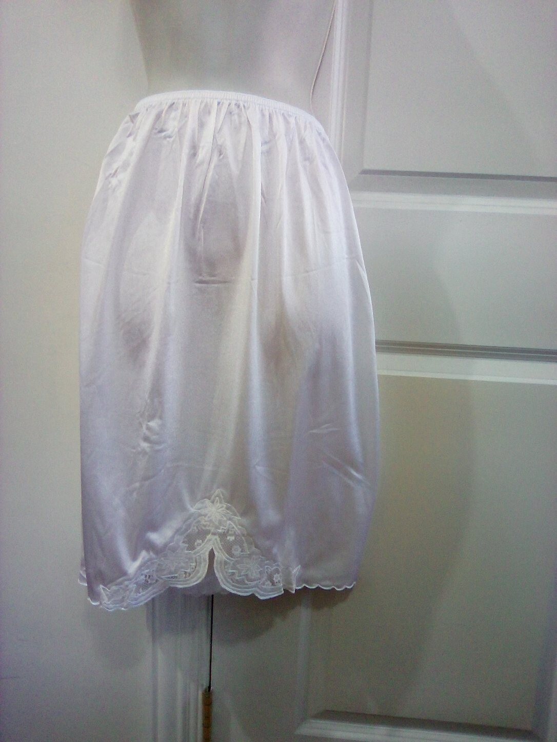 1/2 SLIP WITH EMBROIDERED BOTTOM WHITE OR IVORY (25″) S/M/L/XL/2X