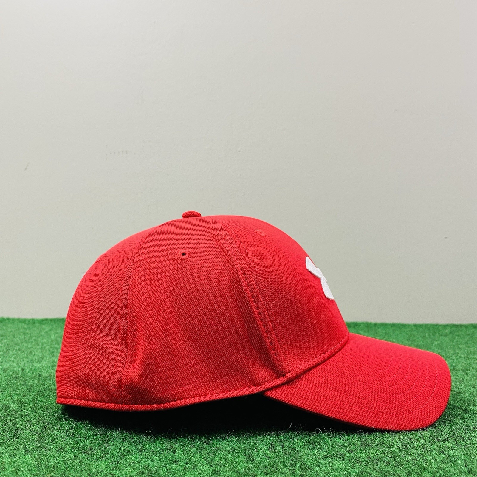 Under Armour UA Men’s Fitted Baseball Golf Hat Cap Embroidered Logo Red L/XL