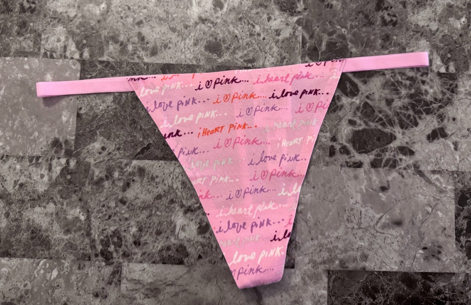 NWT VICTORIA’S SECRET PINK LOGO HEART BONDED EDGE NO SHOW V STRING PANTIES