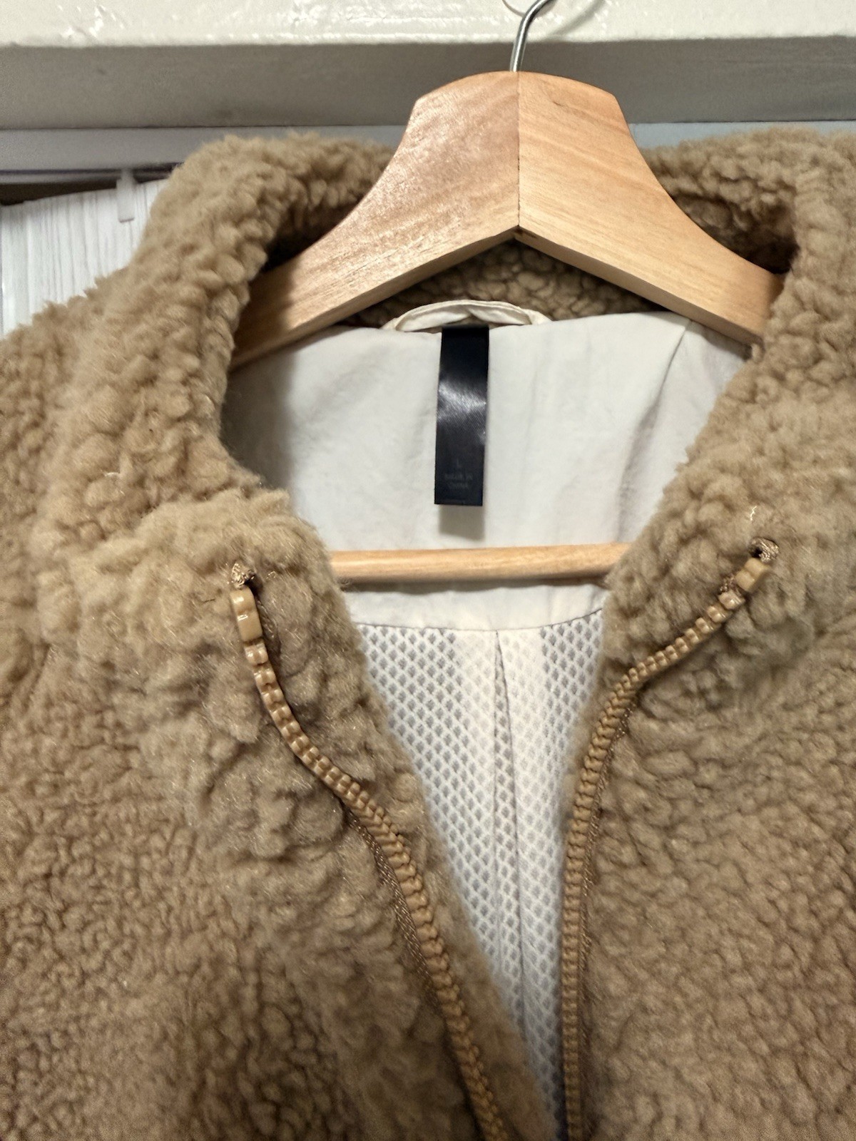 Fabletics Apres Men’s Zip-Up Sherpa Jacket in Taupe with Contrast Pockets size L