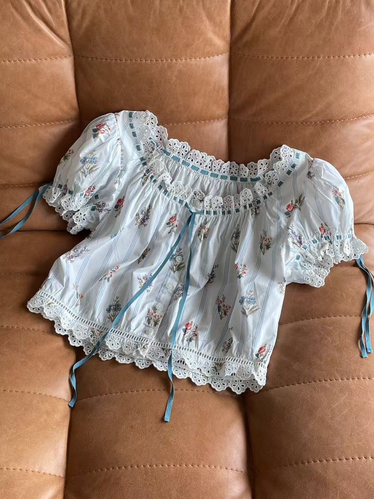 Doen Countryside floral hollow embroidery bubble sleeve shirt
