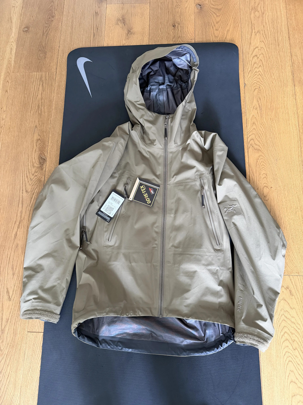 Arc’teryx LEAF Alpha LT Gore-Tex Jacket Gen 2, size Small, Crocodile