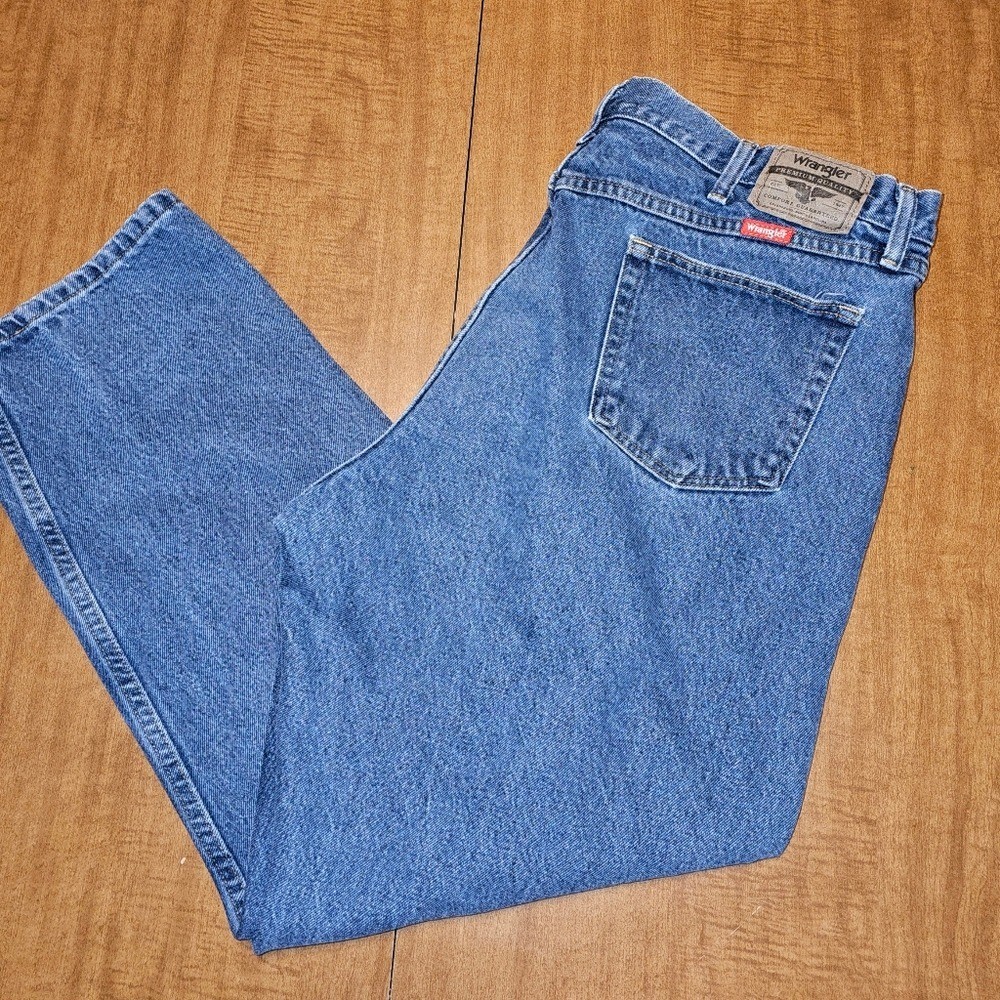 Wrangler Mens Jeans Size 42×32 Relaxed Fit High Rise Medium Wash Blue Denim mj4b