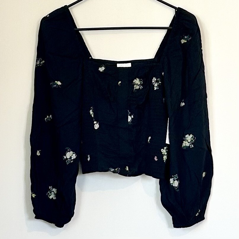 NWT Abound Black Lotta Floral Long Sleeve Smocked Crop Top – XS