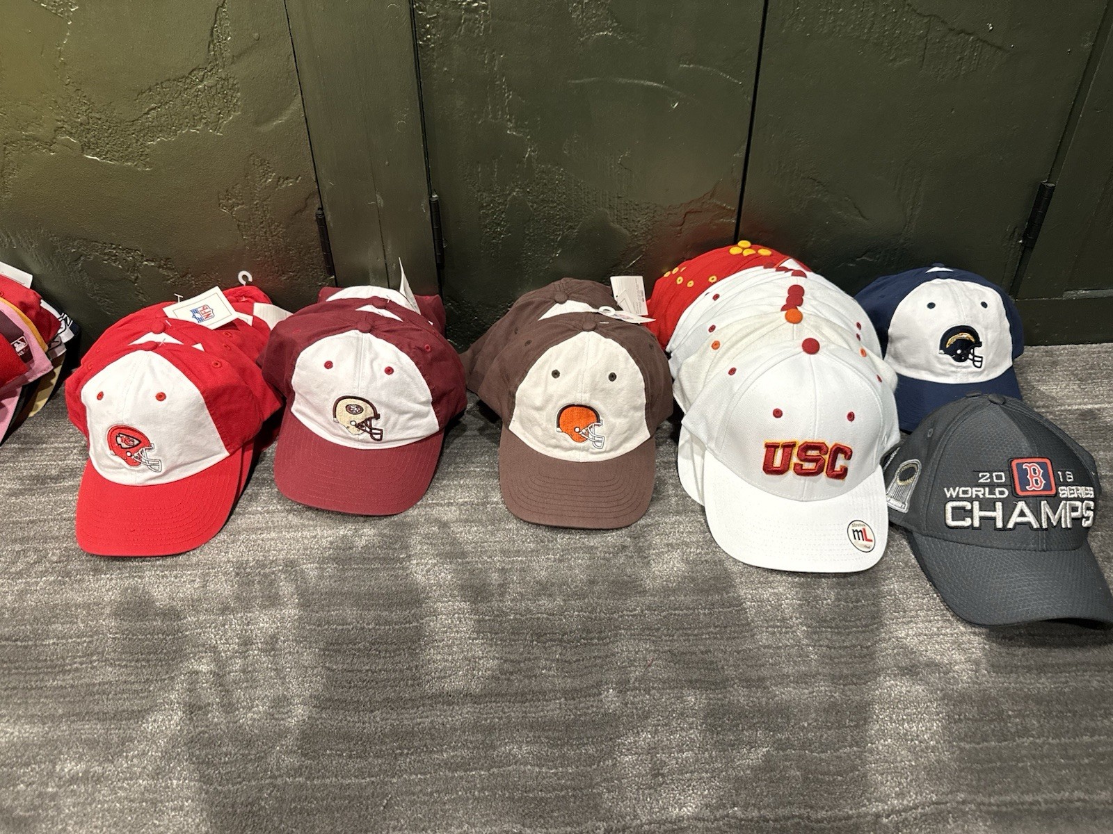 🔥 25 RANDOM NEW HAT LOT – WHOLESALE BULK DEAL 🔥
