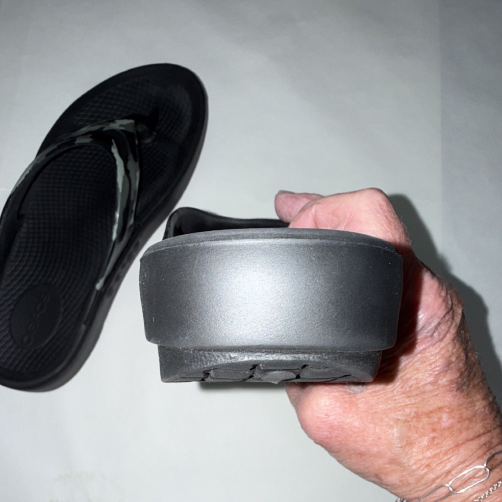 OOFOS Cushioned Comfort Camo Camouflage Thong Slip-On Sandals US 8