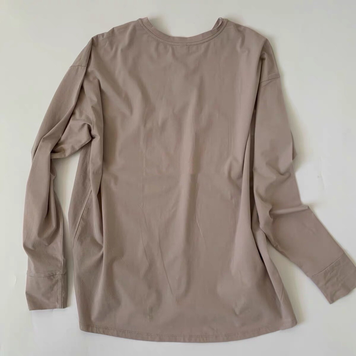 Vuori Long-Sleeve Feather Tee size M Women Top