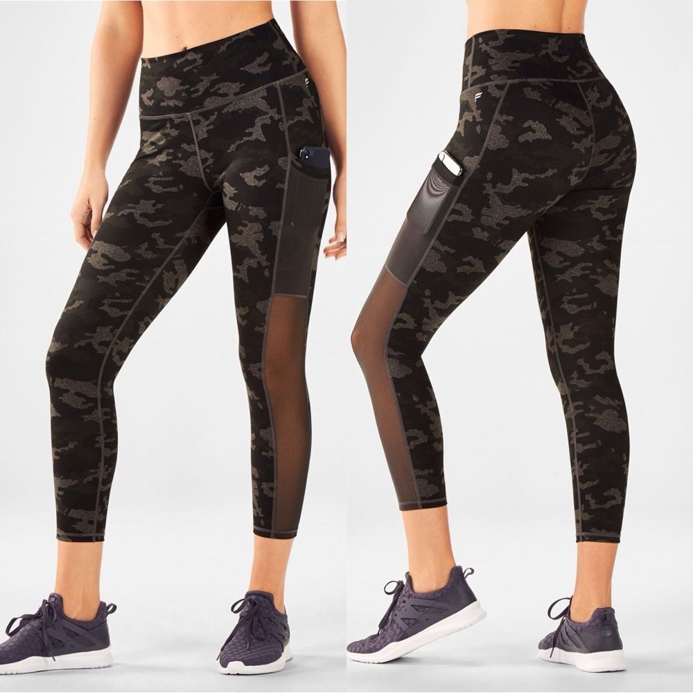Fabletics On-The-Go PowerHold High-Waisted Capri 23″ Charcoal Heather Camo Small