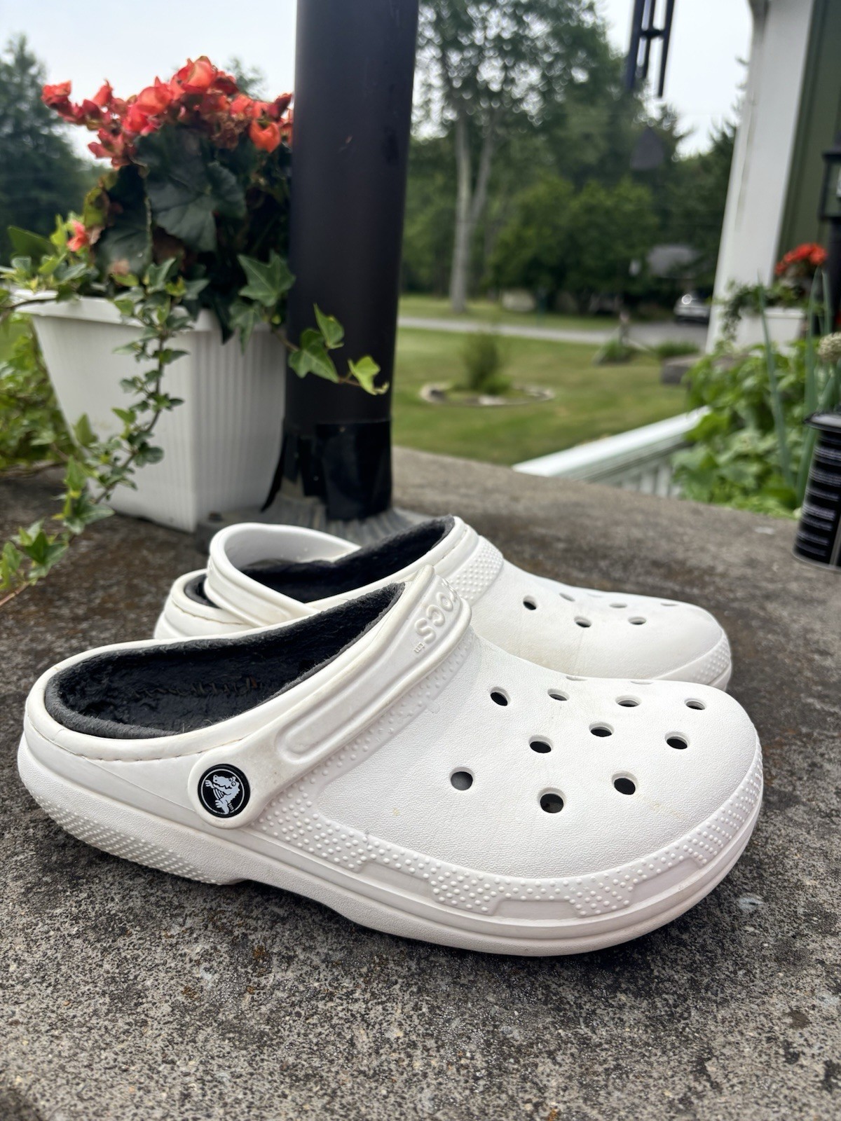 Crocs Classic White Fuzzy Clog Sandals US 7 Womens Slip-On Rubber Logo Solid