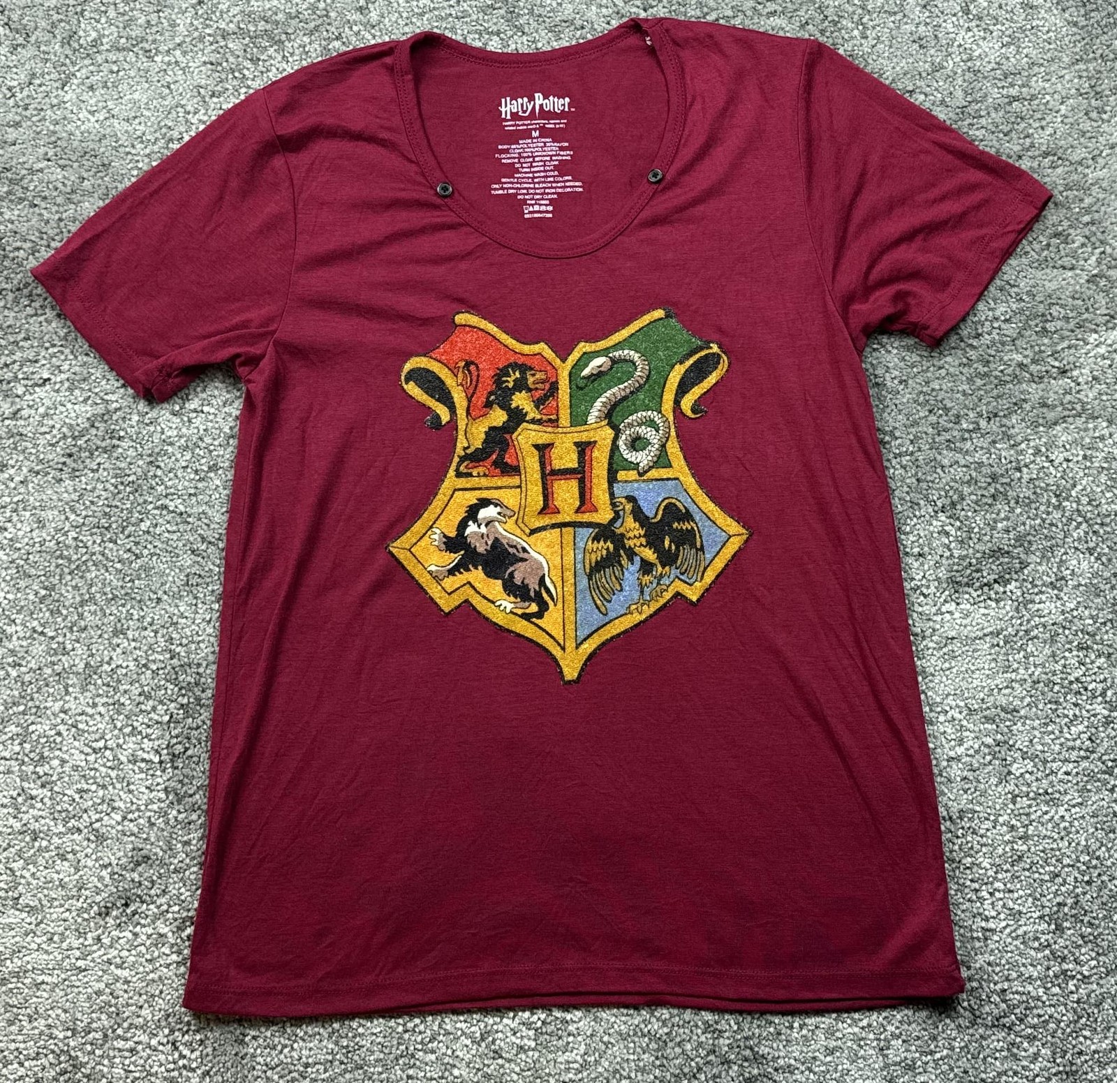 Harry Potter Shirt Mens Medium Red Hogwarts Crest Tee T-Shirt Wizard Magic Book