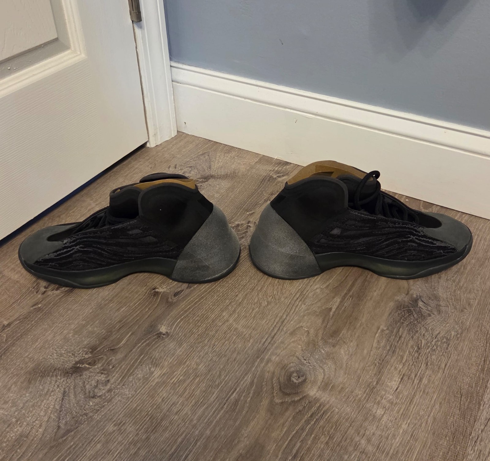 BRAND NEW adidas Yeezy Quantum Men’s Sneaker Size 7.5