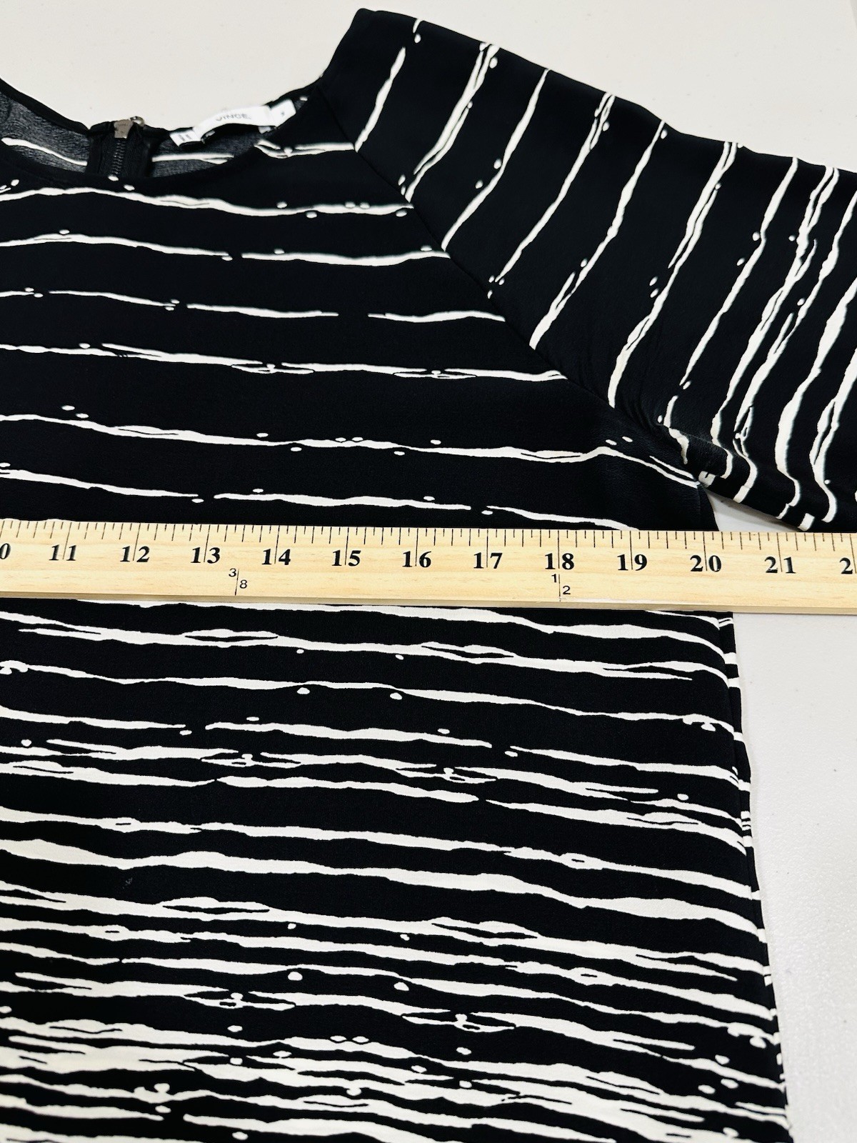 Vince Dress Women’s Size M 100% Silk Shift Monochrome Pockets Mini-Length