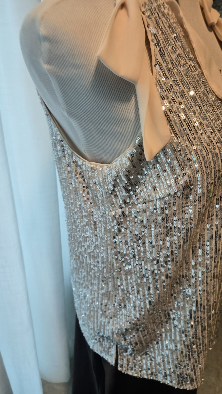 CeCe Silver Sequin Chiffon V-Neck Sleeveless Tank Top Bow Shoulder Ties M