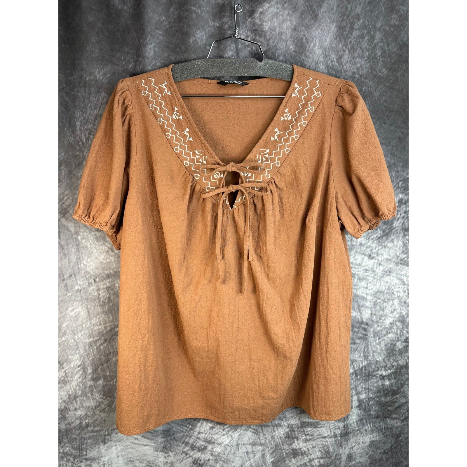 BloomChic Embroidered Blouse Womens 18-20 Brown V-Neck Tie Front Puff Sleeve