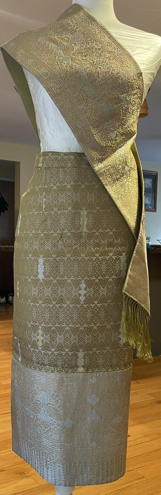 Lao Sinhໄຫມລາບ100% Silk, Waist31, Hip38, Length31. Ready To Wear. Leaf Green