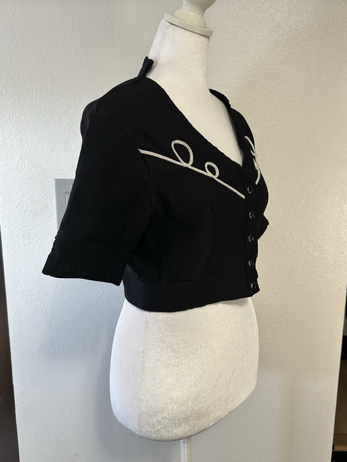 Boulevard Nights Black Cropped V-Neck Button Front Embroidered Cap Blouse Size M