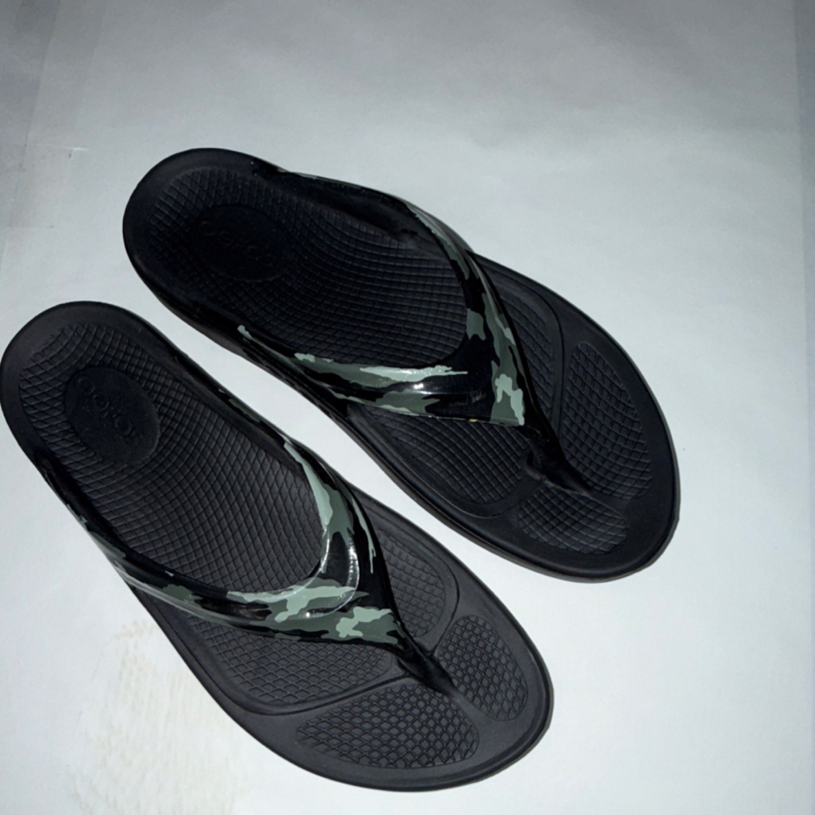 OOFOS Cushioned Comfort Camo Camouflage Thong Slip-On Sandals US 8