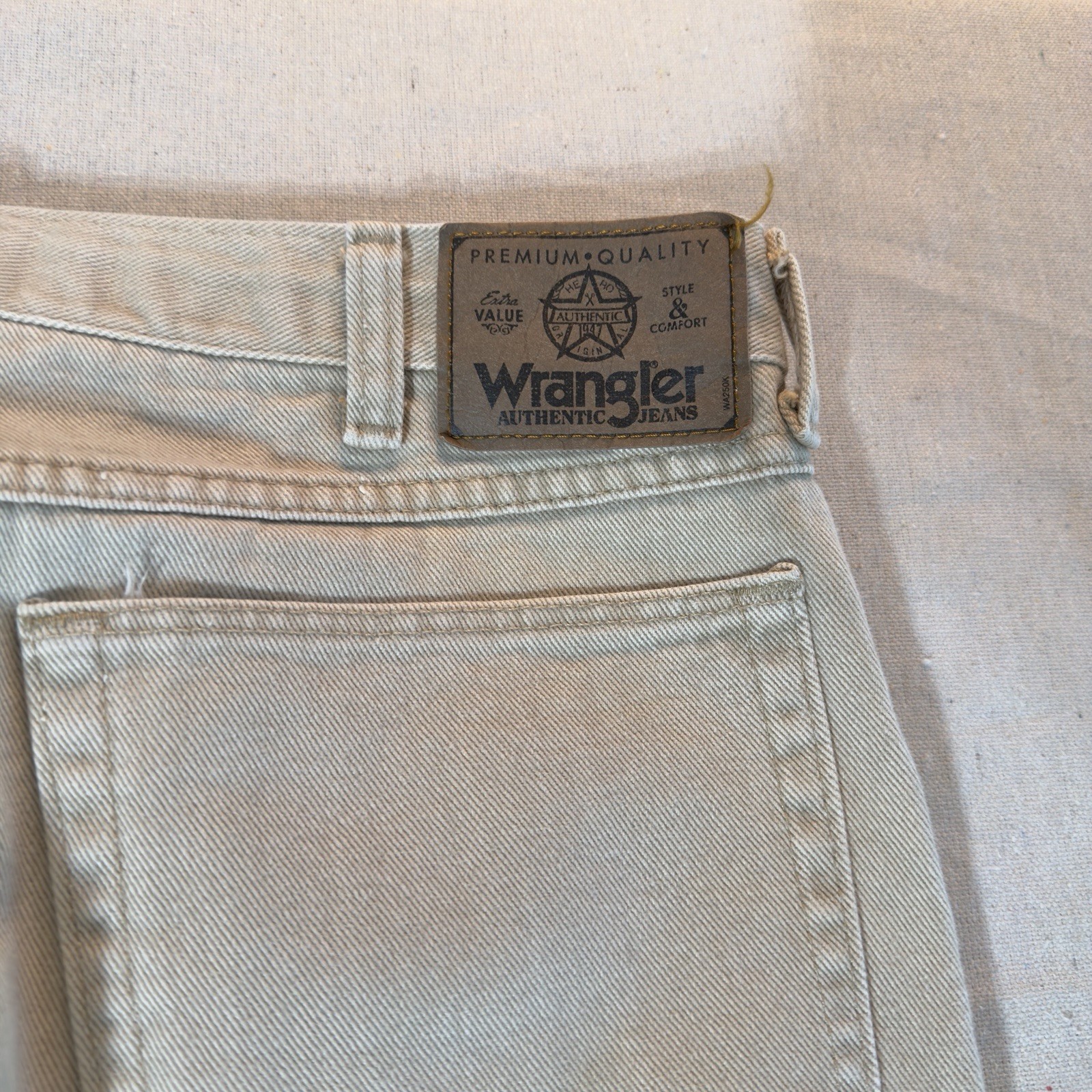Wrangler Authentic Jeans Men’s Regular Fit Straight Leg Beige Denim Light Wash