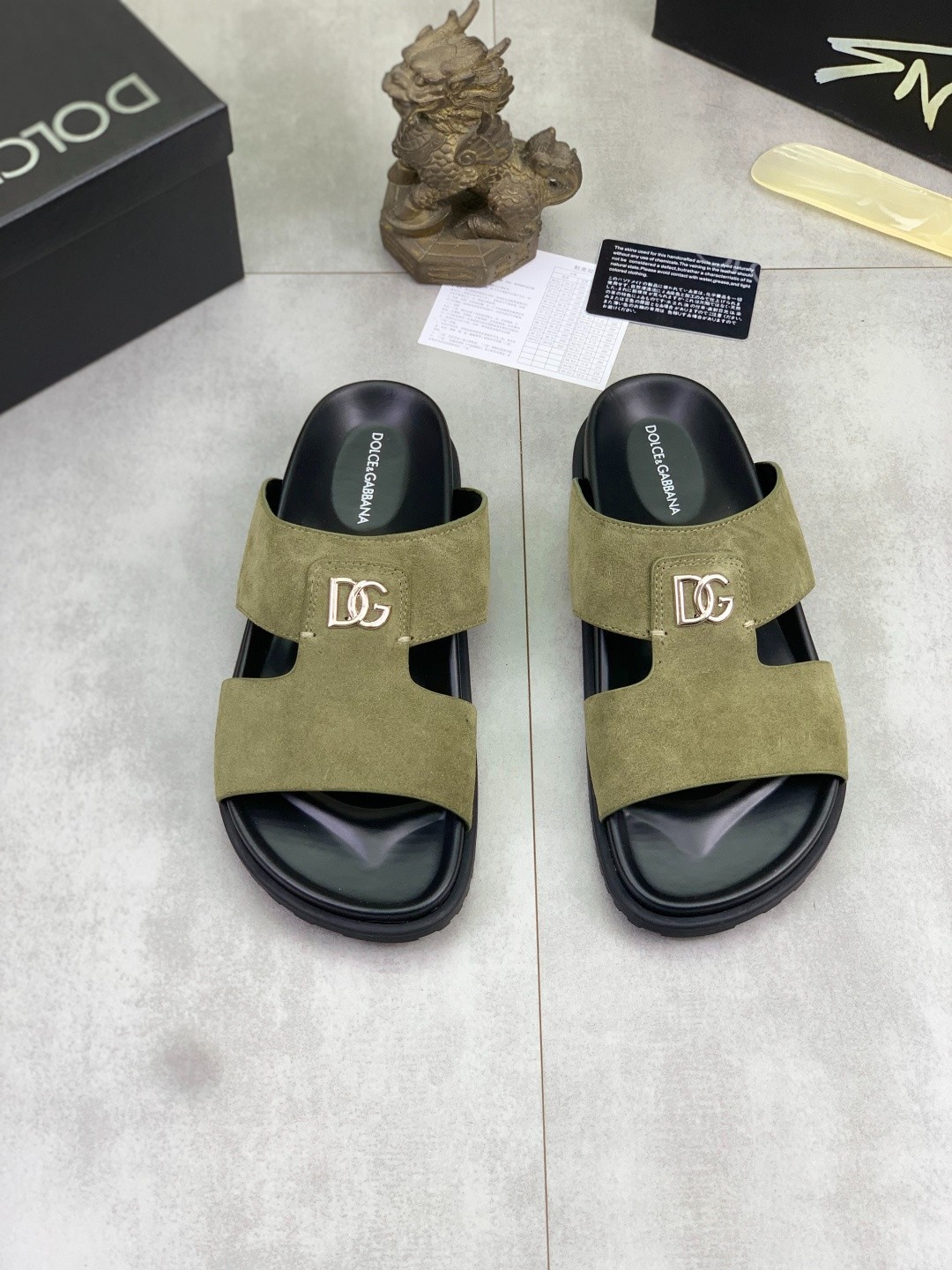 Dolce & Gabbana Versatile and Comfortable Men’s Leather Slides