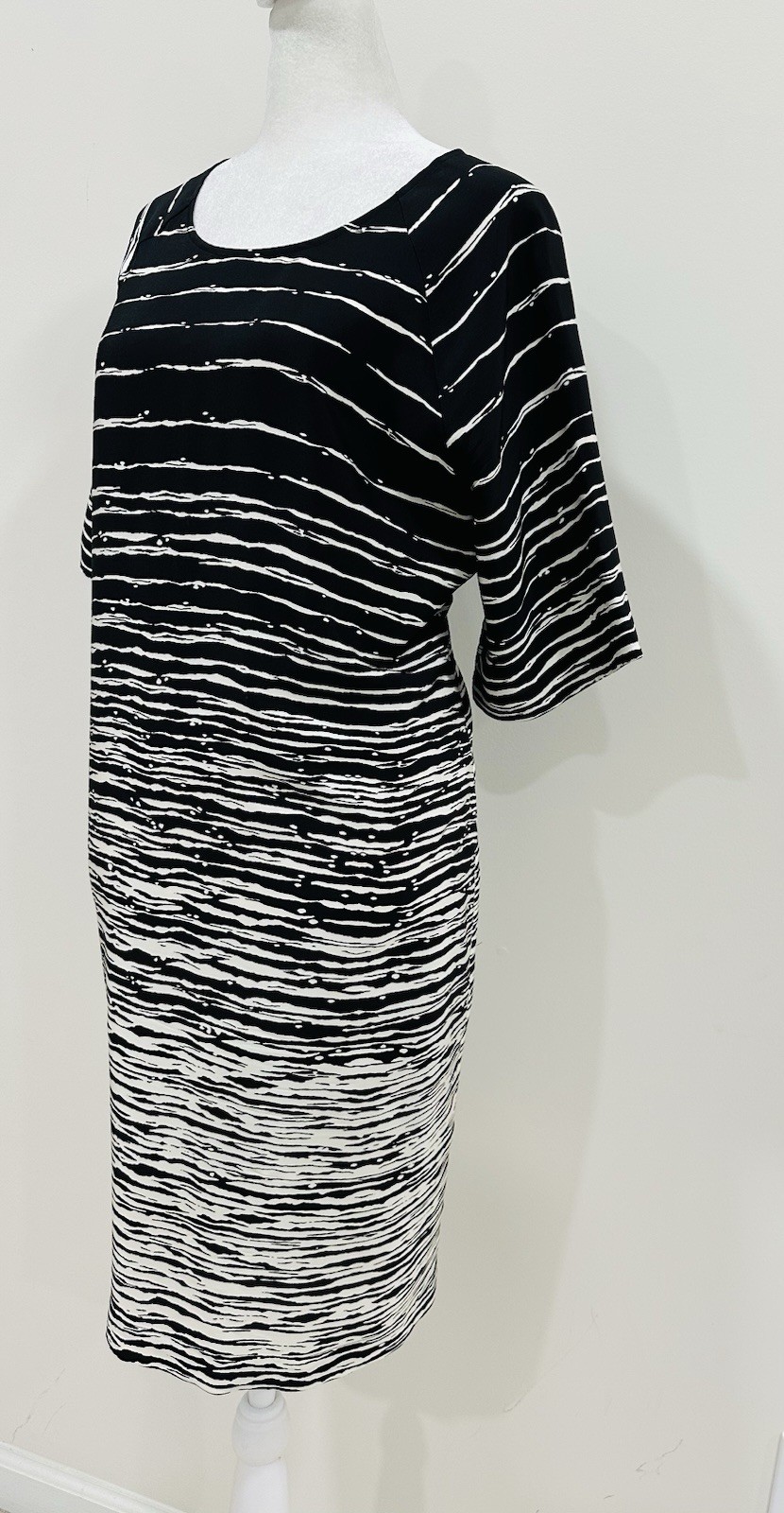 Vince Dress Women’s Size M 100% Silk Shift Monochrome Pockets Mini-Length