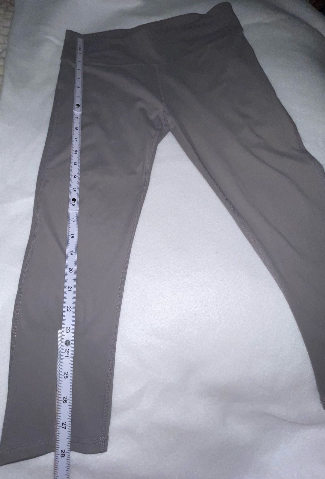 Fabletics High-Waisted Cropped Leggings Gray – Medium