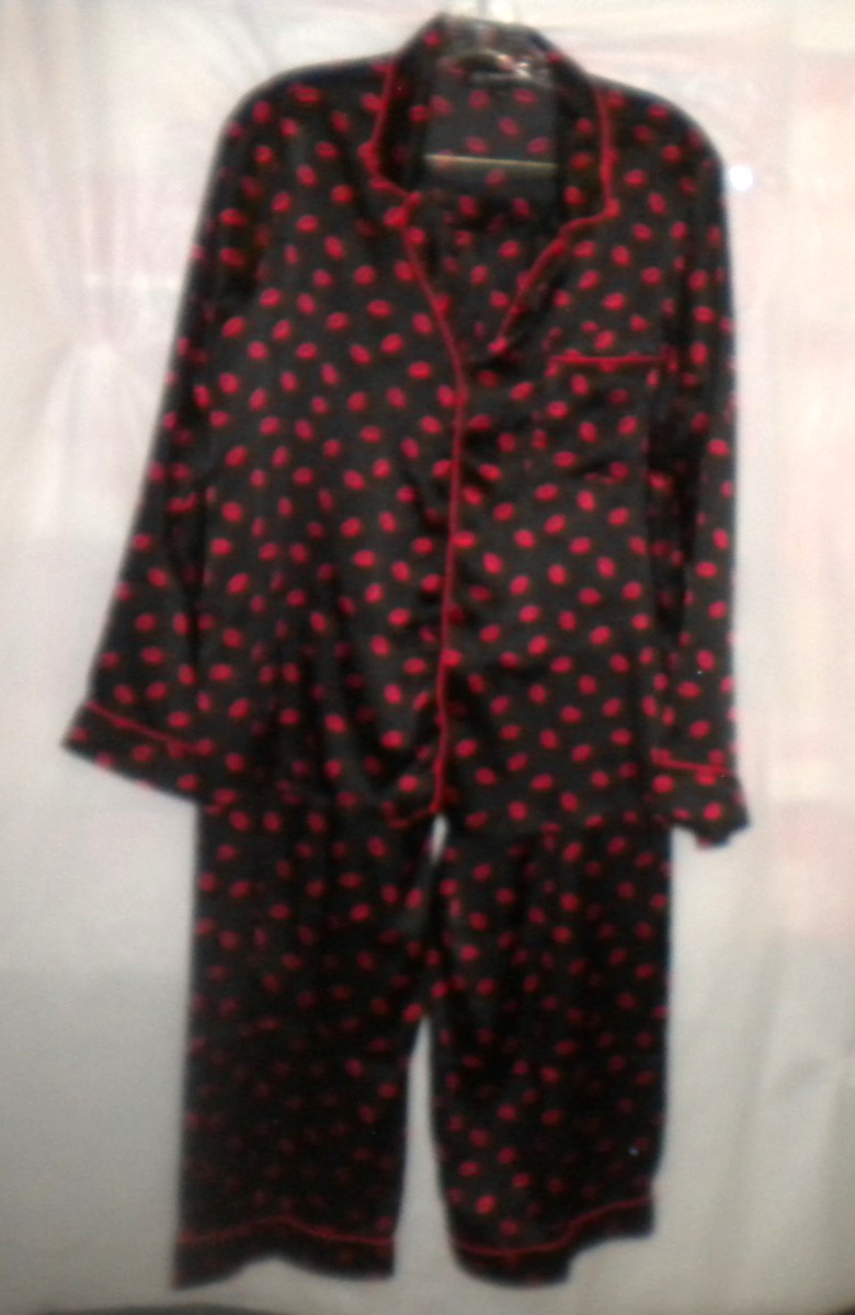 2 PC PAJAMAS SET SZ M BLACK W RED LIPS BY INC CO SATIN LIGHTWEIGHT BOX09