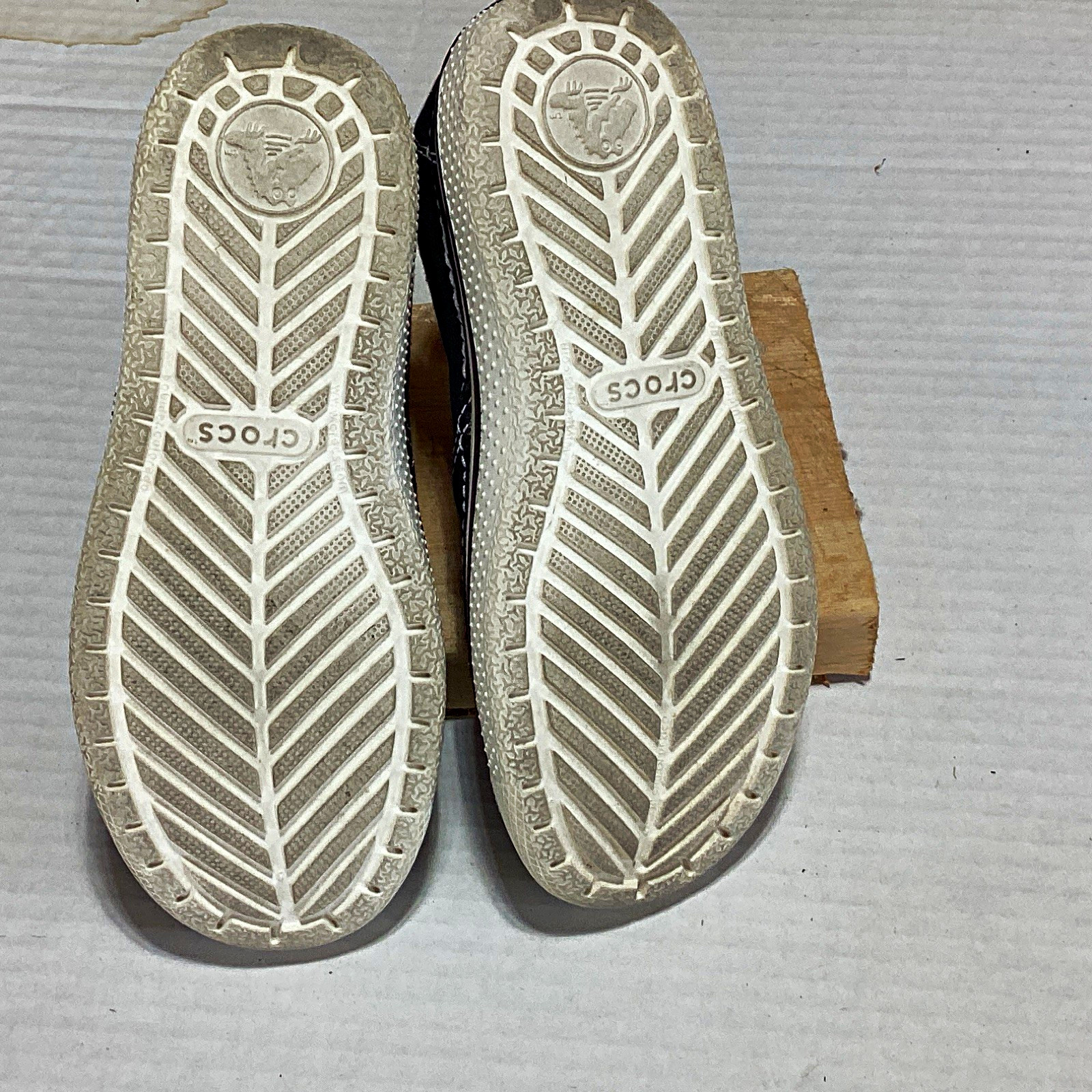 Crocs Hoover Unisex. M5 W7. J6 Black Canvas Slip-On Sneakers Logo Stitch