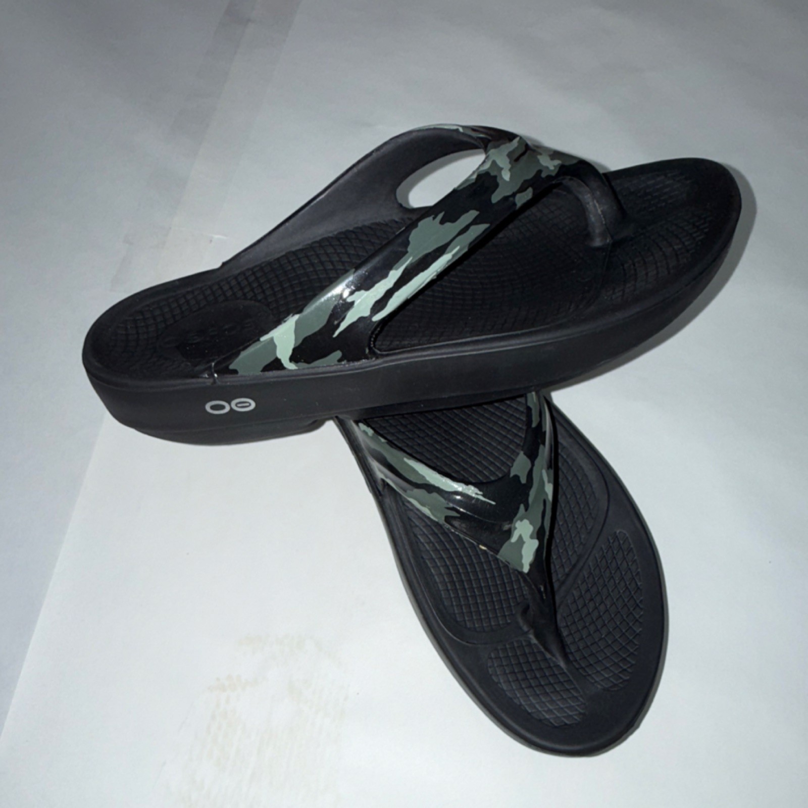 OOFOS Cushioned Comfort Camo Camouflage Thong Slip-On Sandals US 8