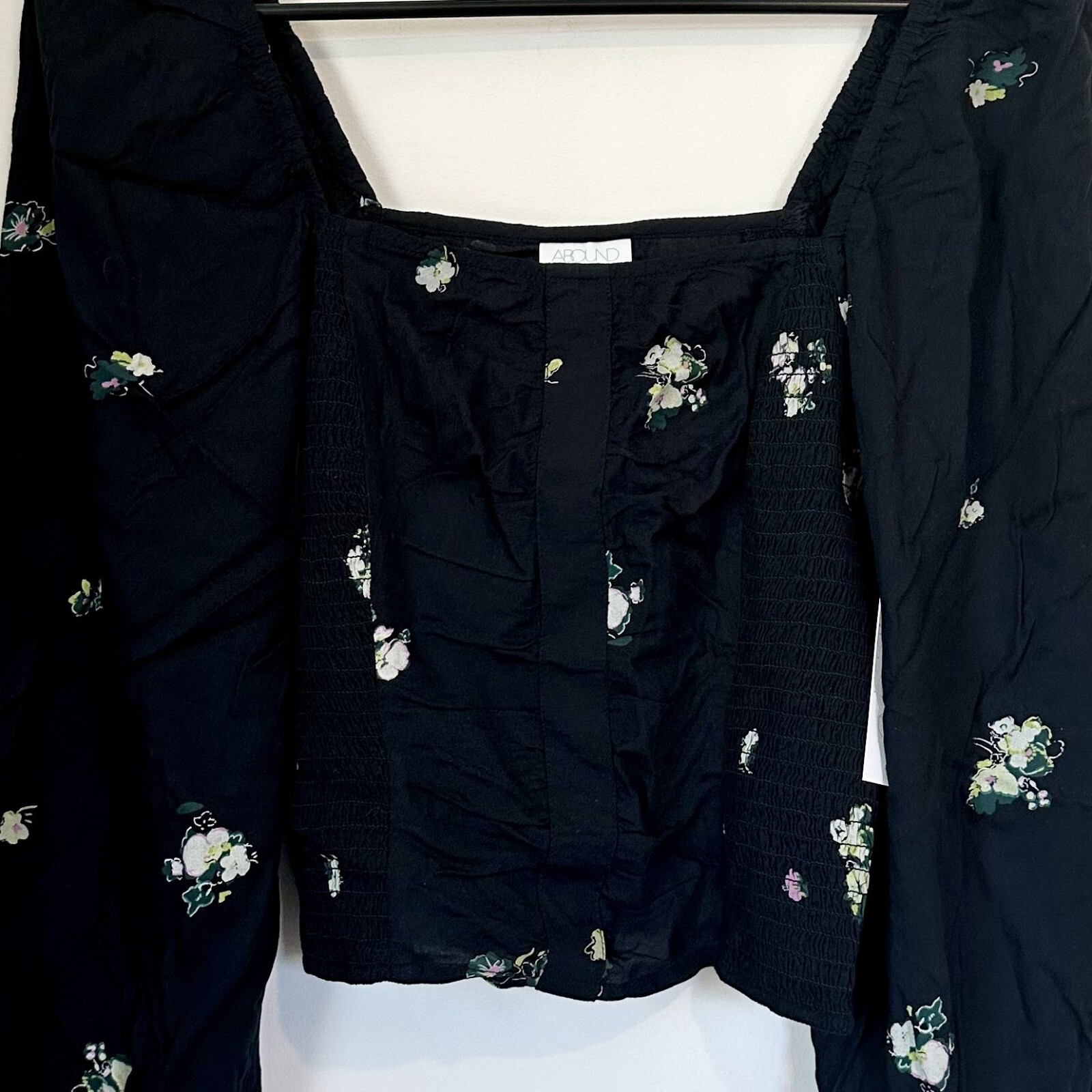 NWT Abound Black Lotta Floral Long Sleeve Smocked Crop Top – XS