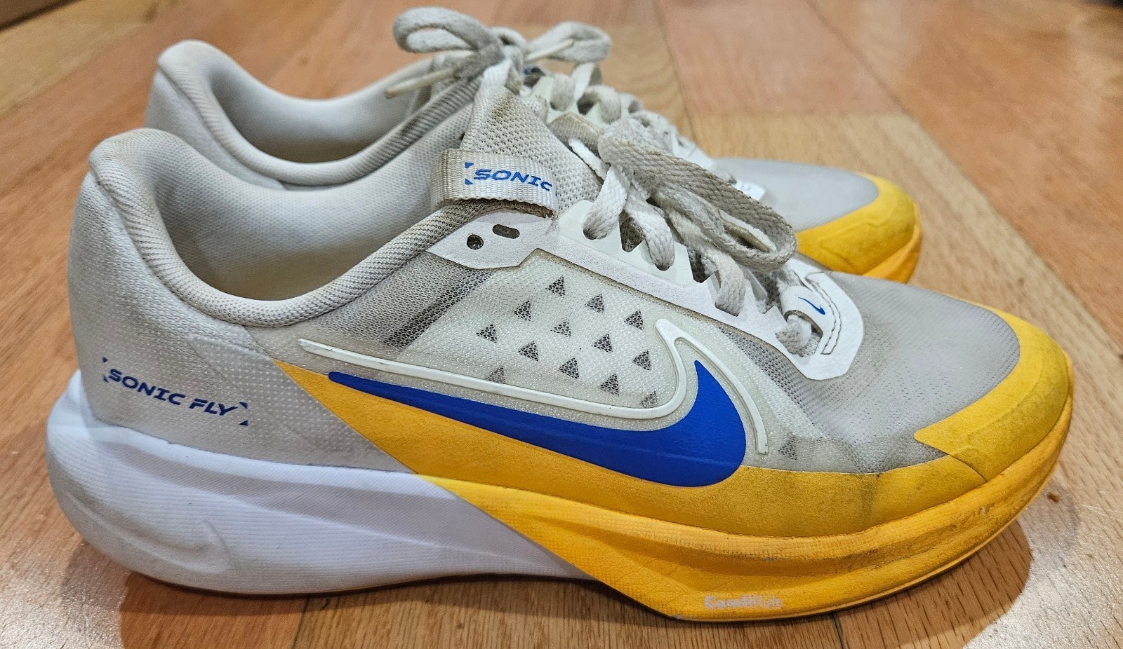 Nike Sonic Fly Big Kids Yellow Blue White Running Jogging Shoes Size 4.5Y