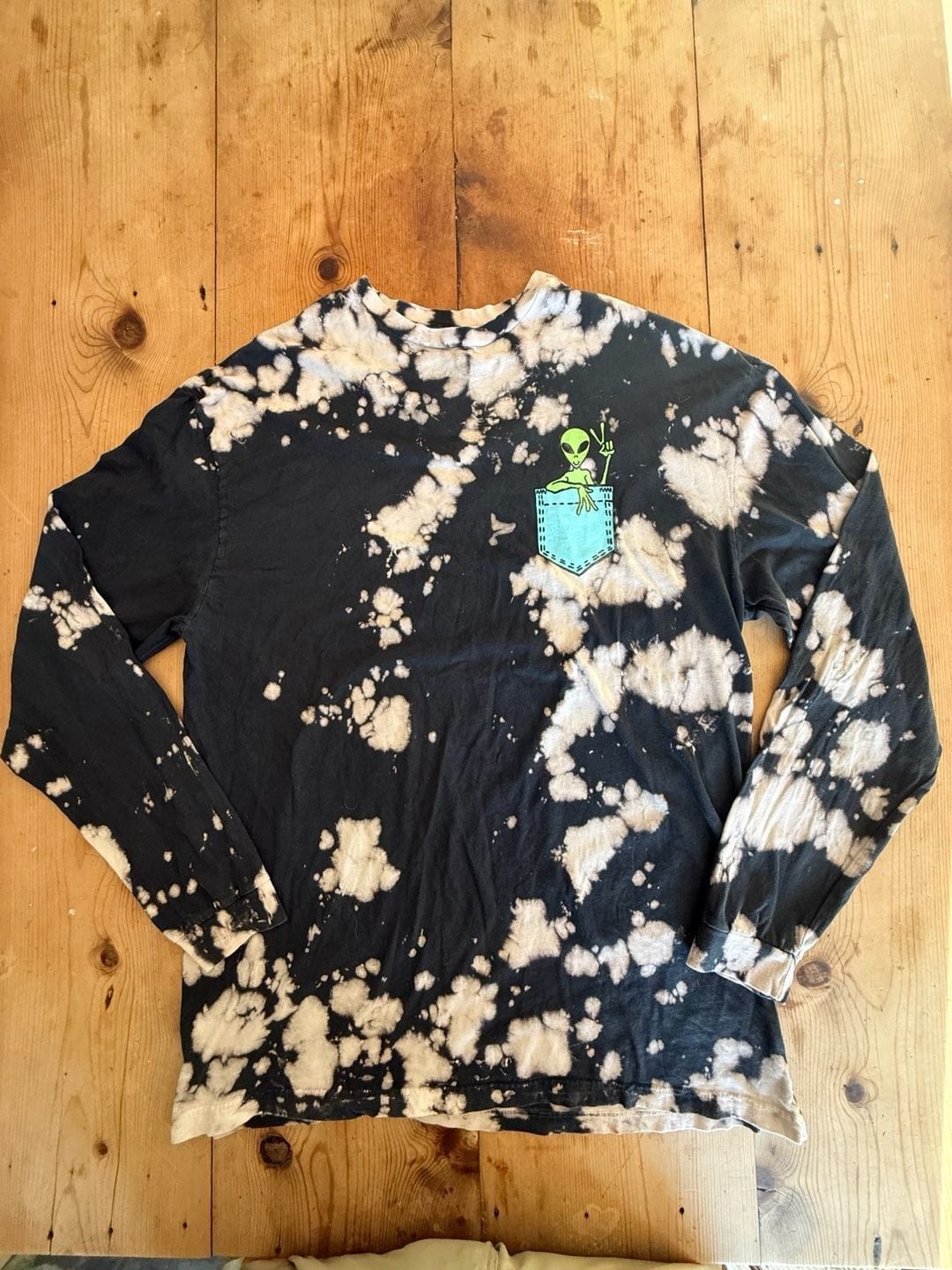Thirty Single Black and White Tie-Dye Alien in Pocket Long Sleeve T-shirt