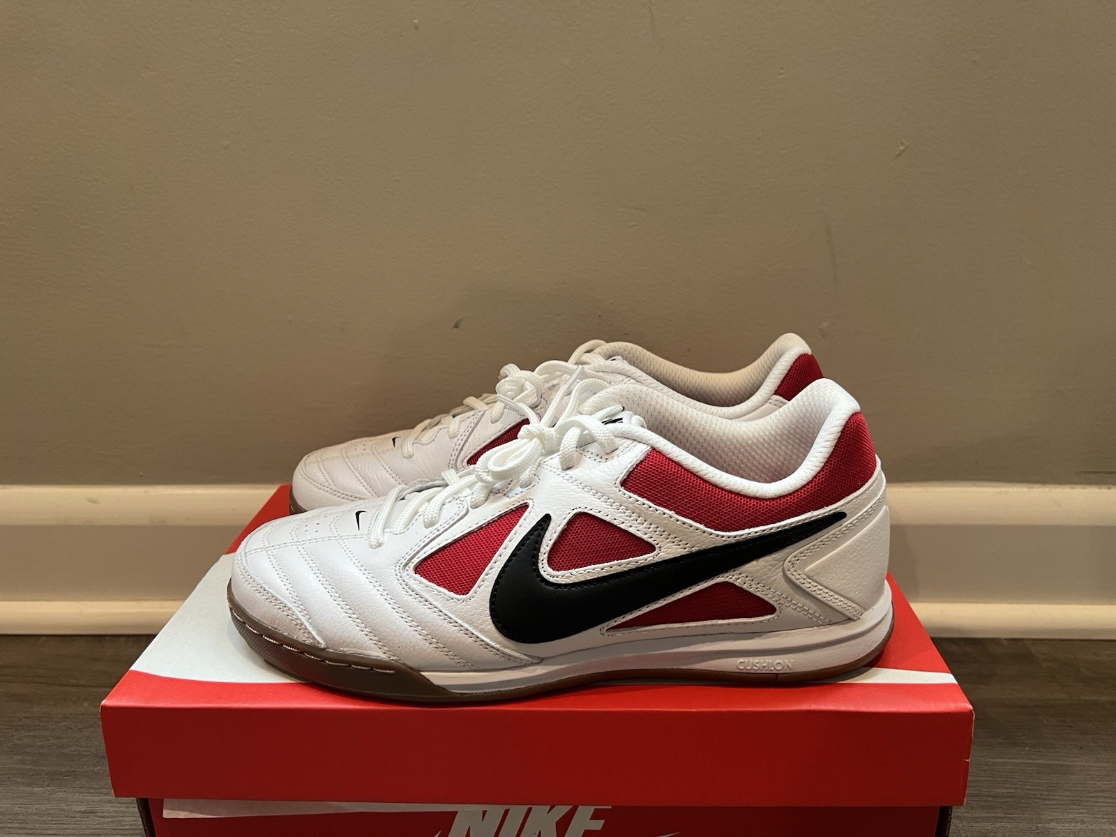Size 9 Men’s Nike Gato Chicago White/Black-Gym Red Soccer Shoes IB8509-100 $110
