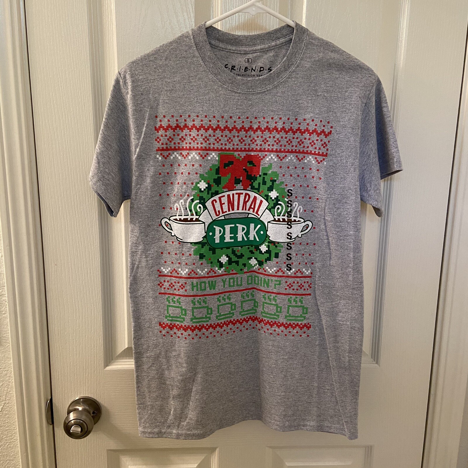 Friends Central Perk Coffee Christmas Wreath T-Shirt Adult Size Small NWT