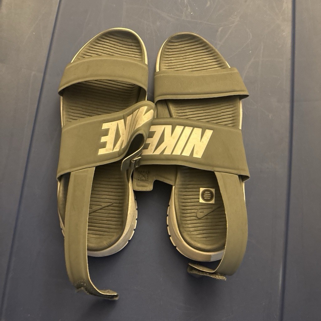 Nike Men’s Green Hook & Loop Sandals with Adjustable Strap, Logo Accent