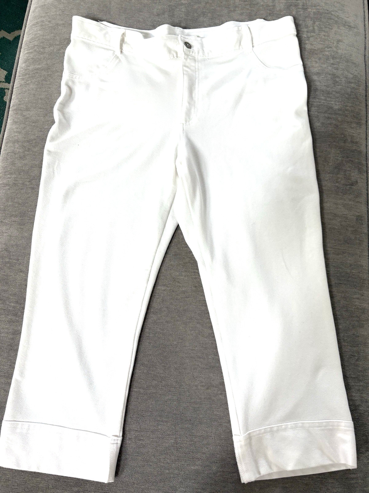 WHITE Capris – Soft Knit Fabric – Size L – NEW