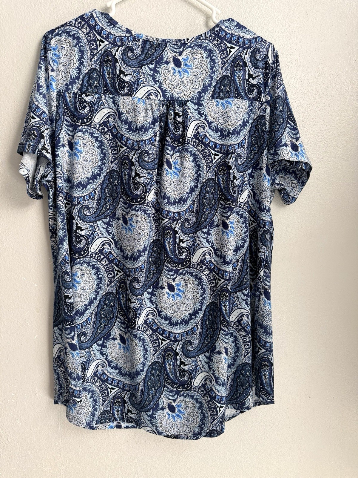 a.Jesdani Women Blue White Paisley V-Neck Short Sleeve Top • Plus 1X