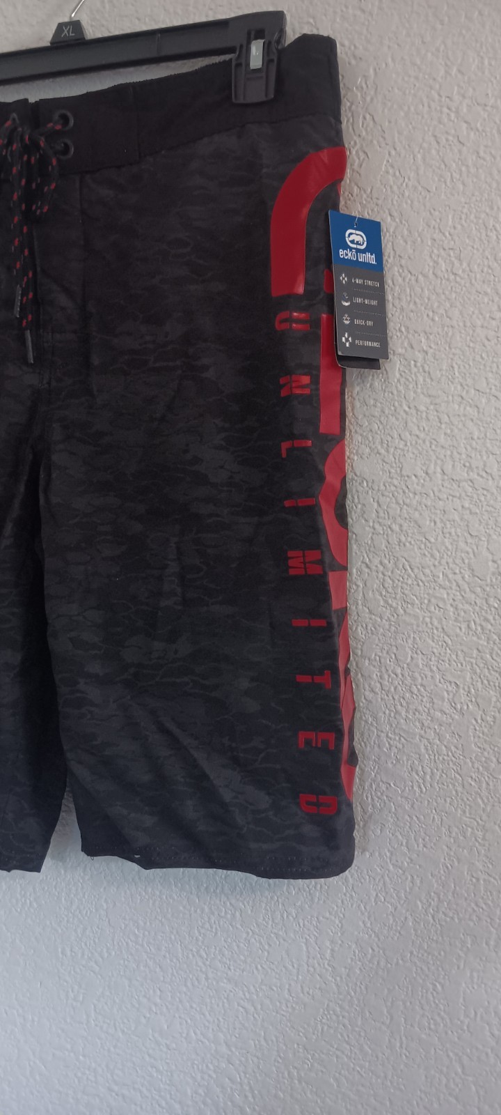 Ecko Unltd Knee Lenght Shorts, Size Small Unisex,NWT, Black W/red, Back Pocket