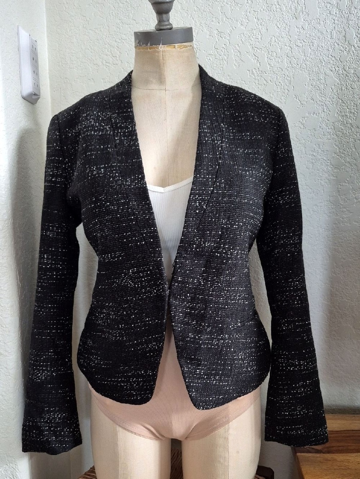 LOFT Tweed, Black & Wht, w/ruffle backwaist & hook clousure Blazer Sz 8 Petite