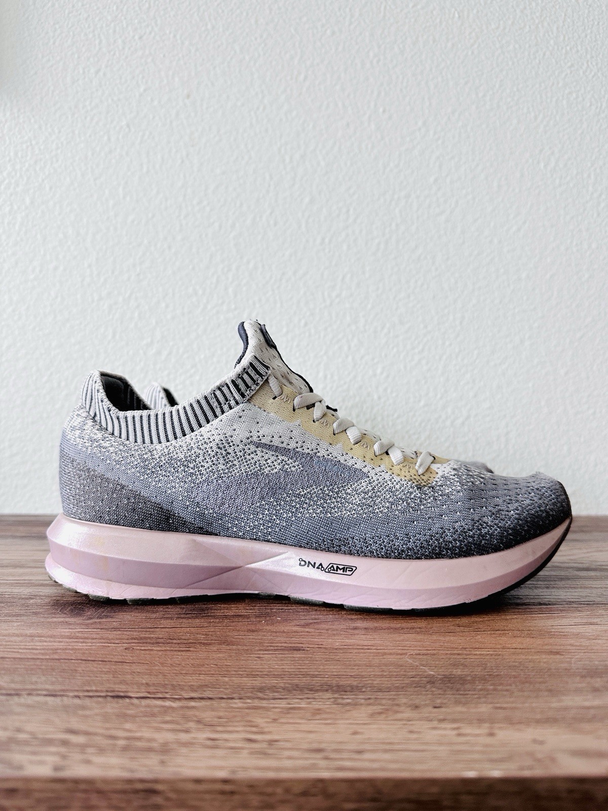 Brooks Women’s Levitate 2 Running Shoes in Grey/Rose/Cream – Size 8 Medium (B)